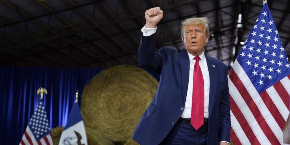 El expresidente Donald Trump saluda a simpatizantes en un evento en Iowa, ayer.