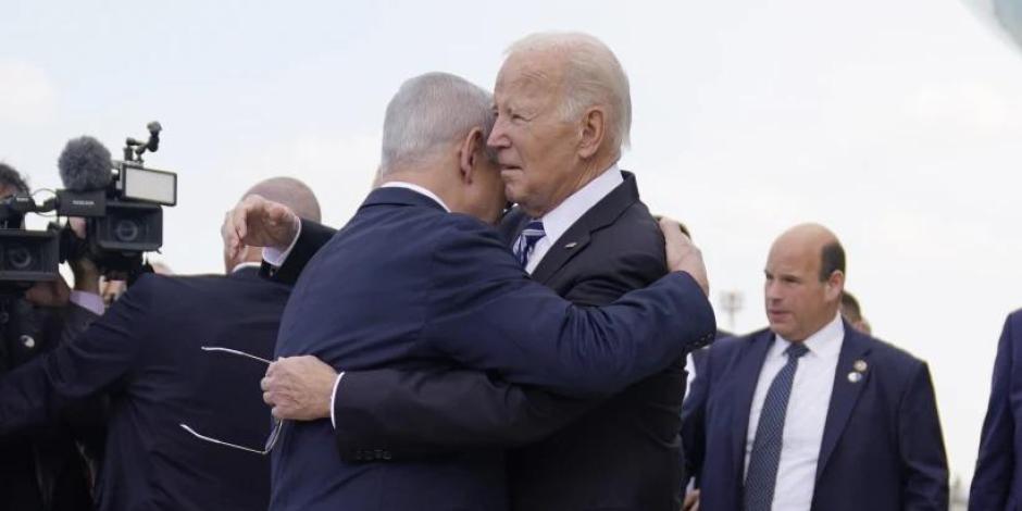 El presidente de Estados Unidos, Joe Biden, es recibido por el primer ministro de Israel, Benjamin Netanyahu, a su llegada en el aeropuerto internacional Ben Gurion, el miércoles 18 de octubre de 2023 en Tel Aviv, Israel.
