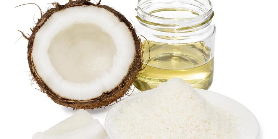 El aceite de coco es conocido por sus beneficios en la piel y cabello.
