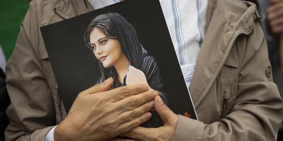 Un retrato de Mahsa Amini se ve durante una marcha para reclamar un cambio de régimen en Irán tras la muerte de Amini, una mujer de 22 años que murió tras ser detenida en Teherán por la policía de la moral del país, en Washington, el 1 de octubre de 2022. Amini fue reconocida el jueves 19 de octubre de 2023 con el premio de derechos humanos más importante de la Unión Europea.