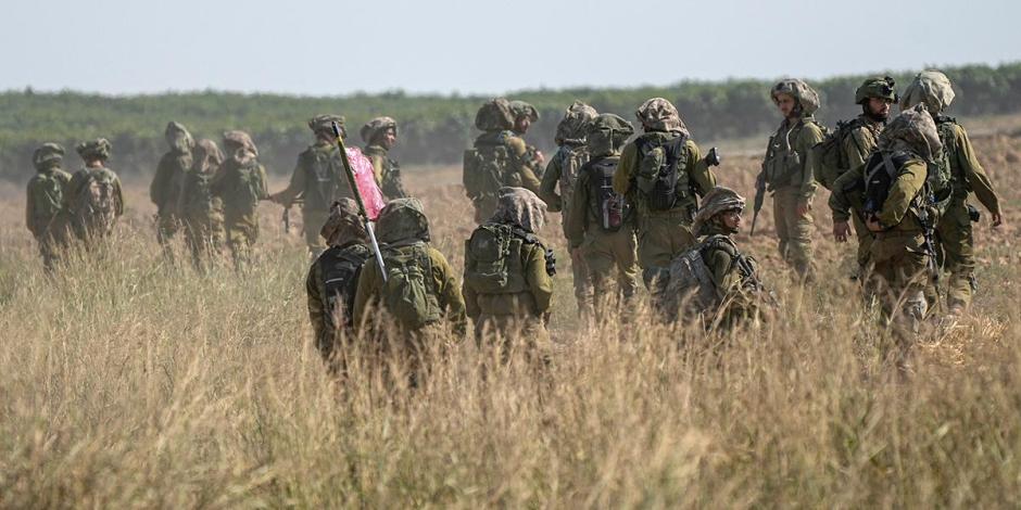 Soldados Israelíes patrullan comunidades cercanas a la frontera con Gaza, ayer.