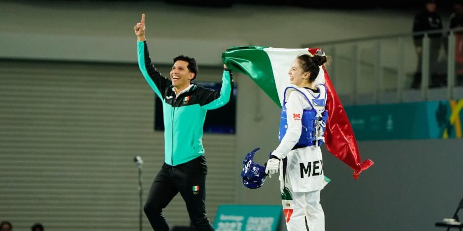 Daniela Souza celebra su oro en taekwondo en los Juegos Panamericanos 2023.