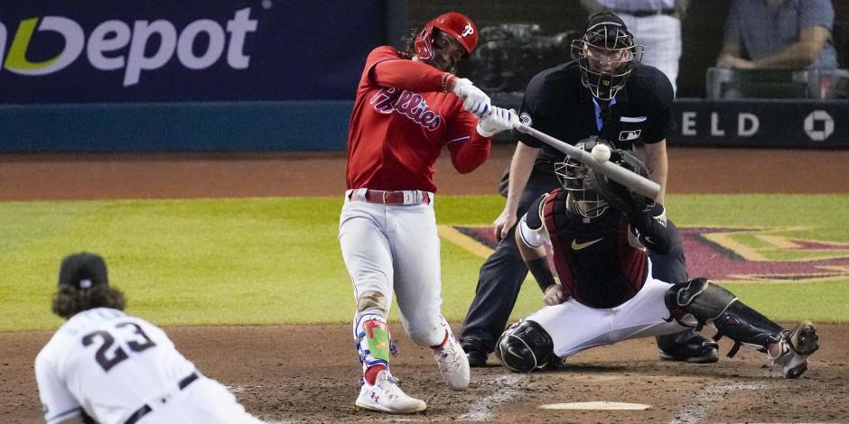 Bryce Harper conecta un home run para los Phillies en el Juego 5 de la Serie de Campeonato de la Liga Nacional de la MLB contra los Diamondbacks.