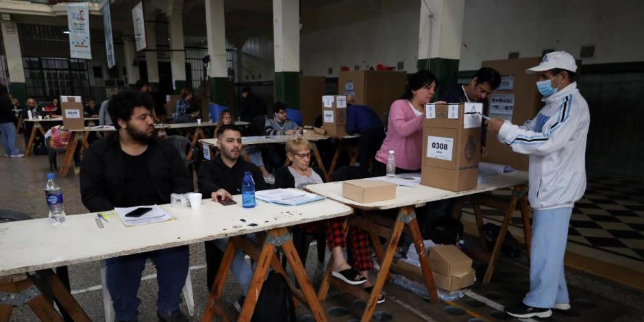 Ciudadanos argentinos asisten a las urnas este domingo.