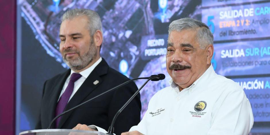 El gobernador de Michoacán, Alfredo Ramírez Bedolla y el director general de Administración del Sistema Portuario Nacional, almirante Jorge Luis Cruz Ballado.