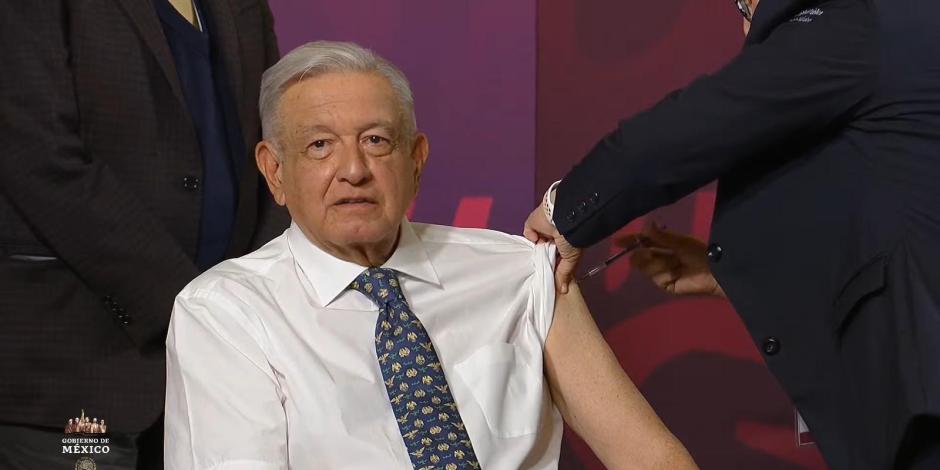 López Obrador al recibir la dosis contra COVID.