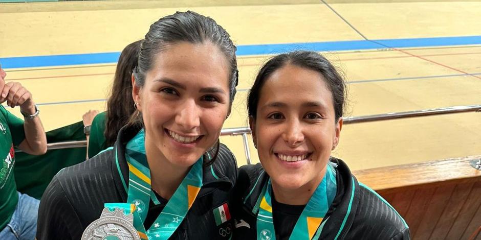 Yareli Salazar y Jessica Salazar con sus medallas de plata y oro, respectivamente, en los Juegos Panamericanos 2023.