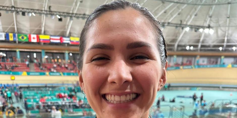Yareli Salazar sonríe con su medalla de plata conseguida en los Juegos Panamericanos 2023.