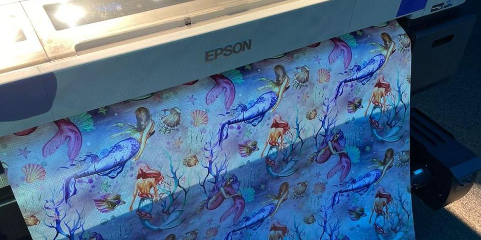 Para crear los detallados estampados y prendas con movimiento y colores vibrantes, se utilizaron impresoras de sublimación SureColor Epson.