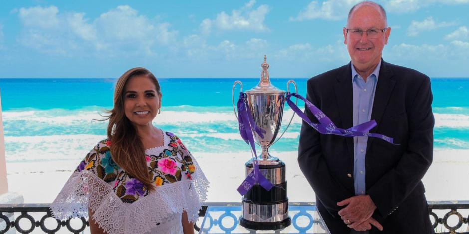 La gobernadora Mara Lezama recibe la copa del Torneo WTA Finals en Cancún.
