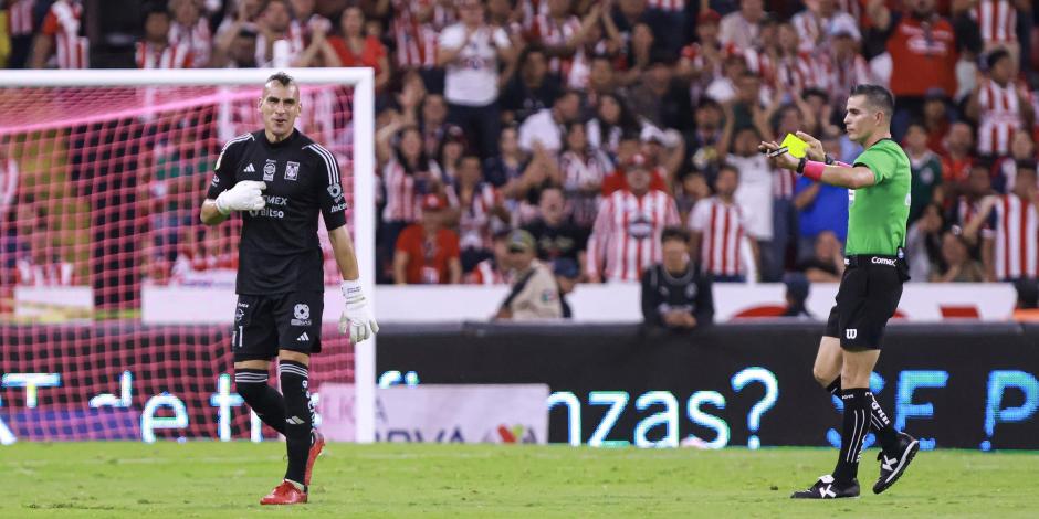 Aficionados de Chivas emitieron el grito discriminatorio y homofóbico contra el portero de Tigres, Nahuel Guzmán, en el duelo de la Jornada 14 de la Liga MX.