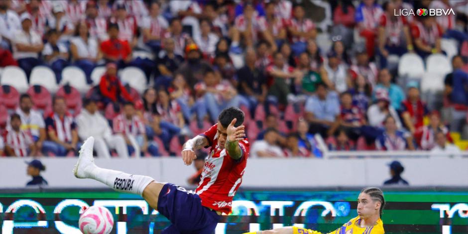 Marcelo Flores anotó su primer tanto con Tigres en la Liga MX en la goleada sobre Chivas.