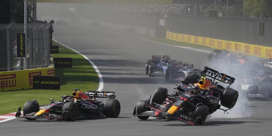 El Red Bull de Checo Pérez luego de estrellarse con el Ferrari de Charles Leclerc, ayer.