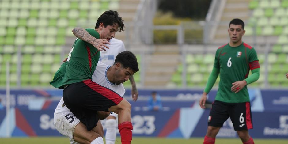 Jordan Carrillo controla el balón en el México vs Uruguay, de los Panamericanos 2023