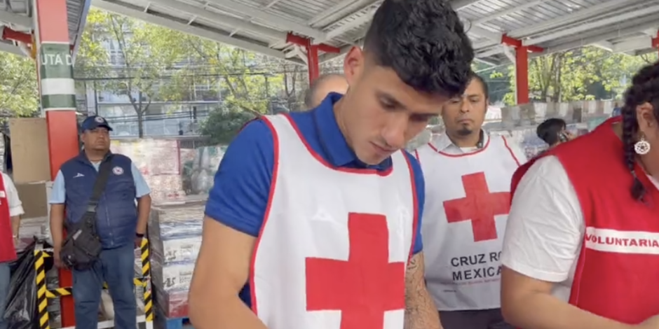 Uriel Antuna fue aplaudido por apoyar al personal de la Cruz Roja que arma los paquetes de despensa para los afectados por Otis.