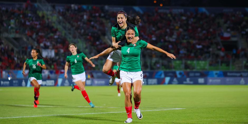 Rebeca Bernal celebra su gol con el que México venció a Chile en la final del futbol femenil de los Juegos Panamericanos 2023.