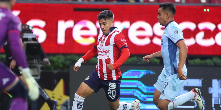 Una acción del Chivas vs Cruz Azul, Jornada 16 del Apertura 2023 de la Liga MX.