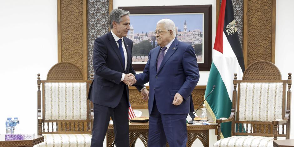 Antony Blinken (izq.), secretario de Estado de EU, saluda al presidente de la Autoridad Palestina, Mahmud Abás, en Ramallah, ayer.
