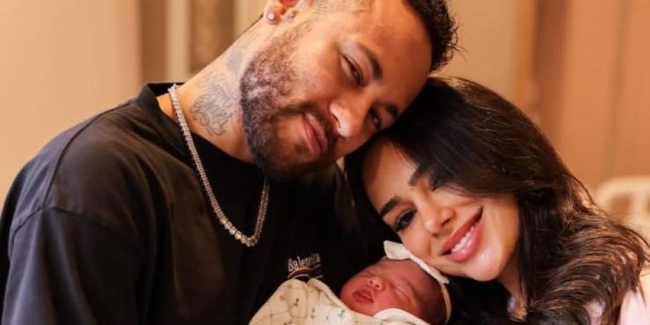 Neymar y Bruna Biancardi con su hija.