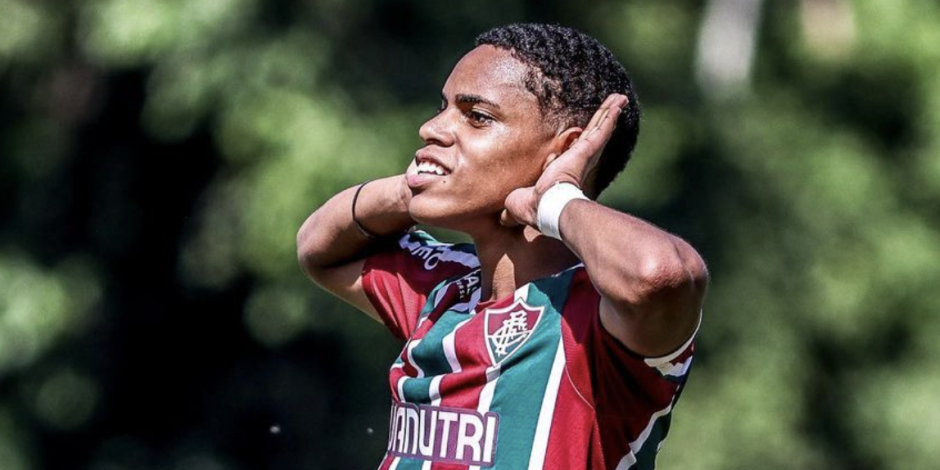 Matheus Reis festeja un gol con la Sub 17 del Fluminense.