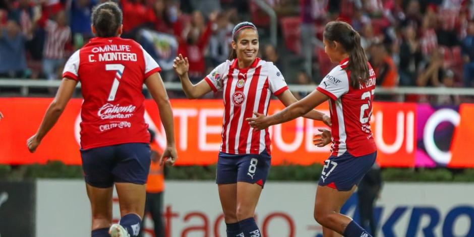 Futbolistas de Chivas festejan un gol en la Liga MX Femenil.