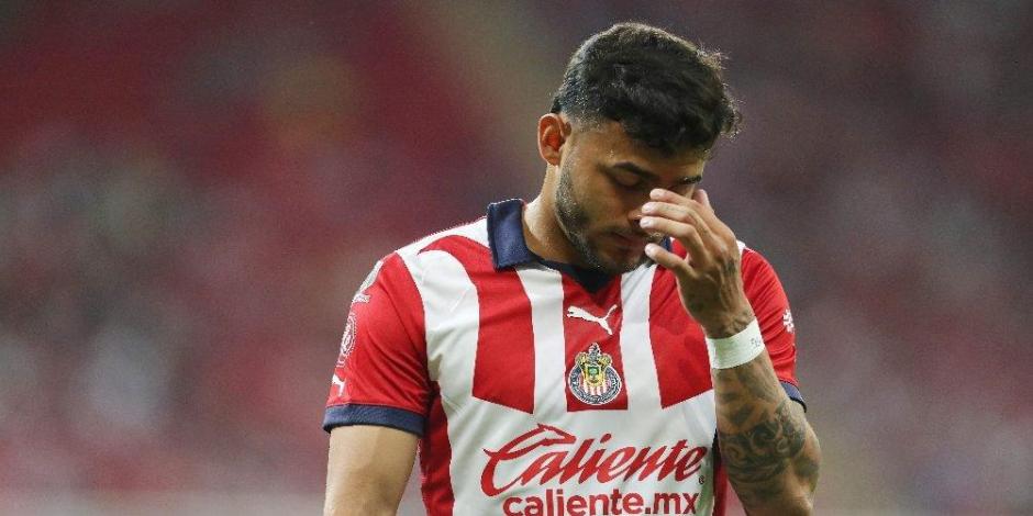 Alexis Vega se lamenta durante un partido de Chivas en el Torneo Apertura 2023 de la Liga MX.