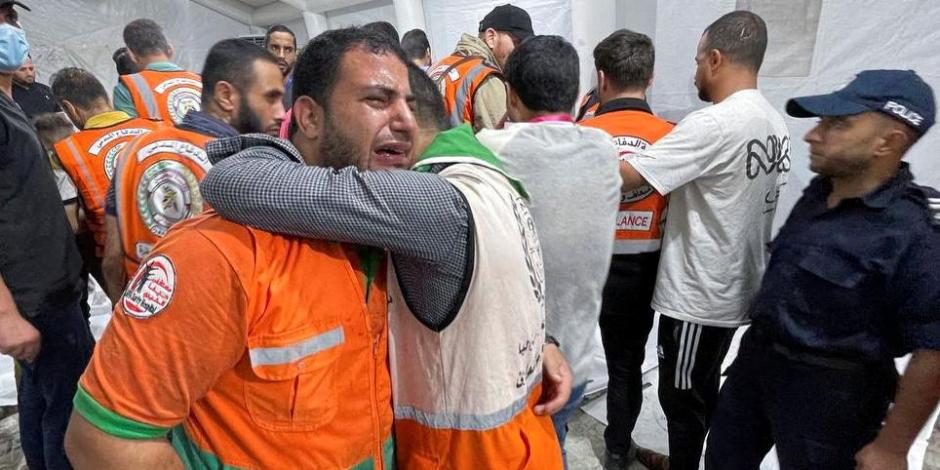 Miembros de un equipo de emergencia civil palestino reaccionan después de que varios colegas murieran en ataques israelíes, en el hospital Shifa en la ciudad de Gaza el 16 de octubre de 2023