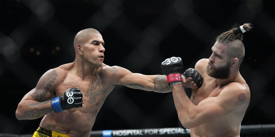 Alex Pereira conecta un golpe a Jiri Prochazka en la pelea estelar de UFC 295.