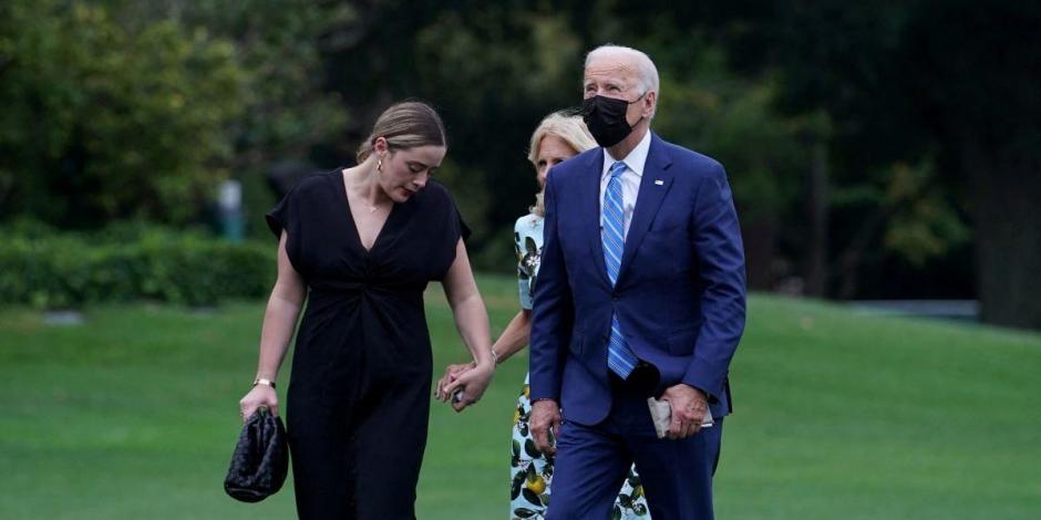Joe Biden, presidente de Estados Unidos; detrás de él, la primera dama Jill Biden y su nieta Naomi Biden.