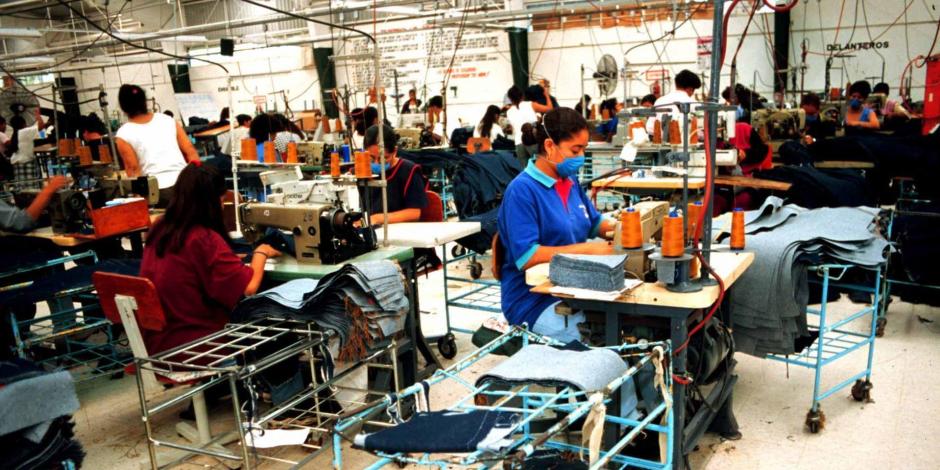 Maquiladora donde mujeres trabajan en la fabricación de pantalones