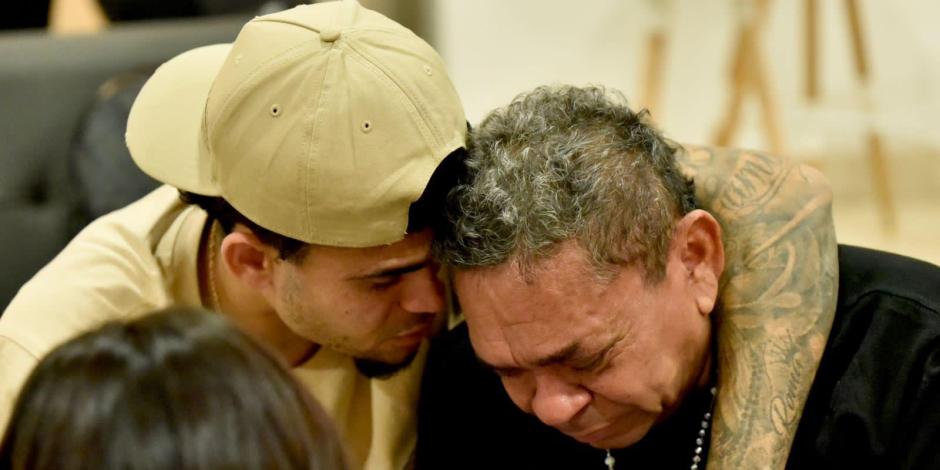 Luis Díaz y su padre, Luis Manuel Díaz Jiménez, se abrazan luego que este último fuera liberado tras permanecer secuestrado por el Ejército de Liberación Nacional