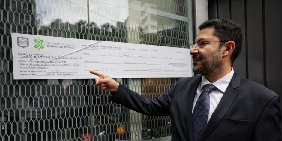El jefe de Gobierno, Martí Batres, posa ayer junto al edificio ligado a corrupción en BJ.