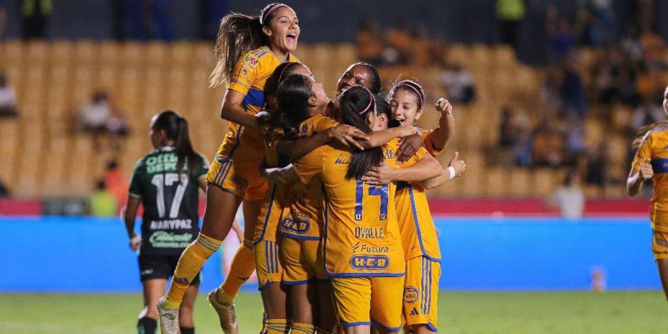 Futbolistas de Tigres festejan un gol en la Liga MX Femenil.