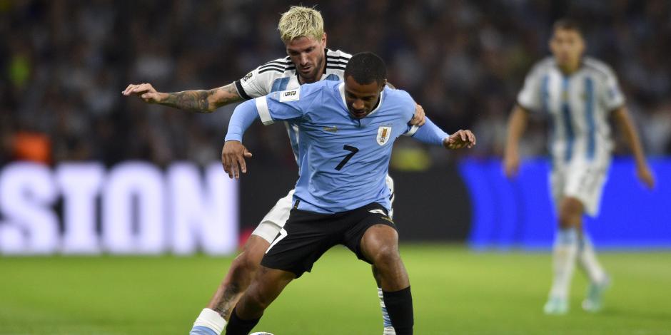 Nicolás De La Cruz cubre el balón ante la marca de Rodrigo De Paul en el duelo eliminatorio entre Argentina y Uruguay.