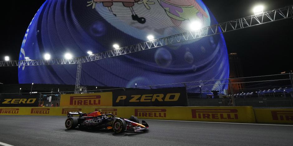 El Red Bull de Checo Pérez durante una práctica del Gran Premio de Las Vegas de Fórmula 1.