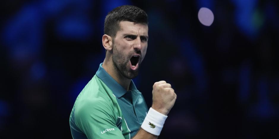 El serbio Novak Djokovic reacciona tras superar al español Carlos Alcaraz en las semifinales de las Finales de la ATP