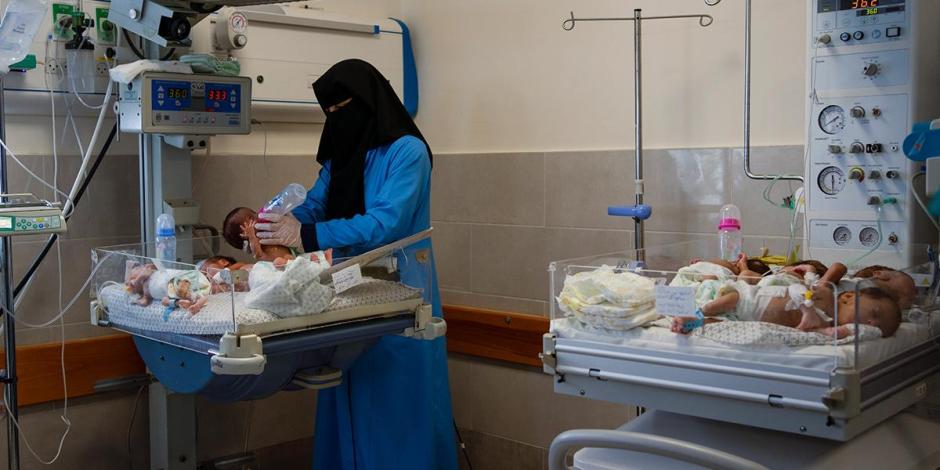 Una enfermera prepara a los recién nacidos antes de ser llevados a Egipto, ayer.