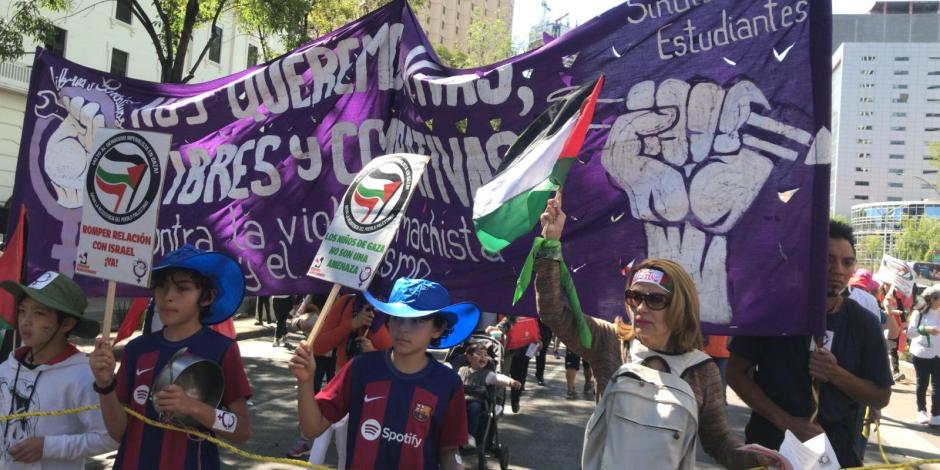 Colectivos pro-Palestina forman parte de la marcha por el 25N.