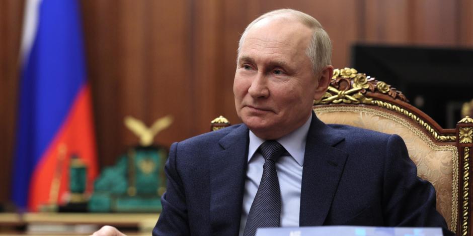 El presidente ruso Vladímir Putin sonríe mientras escucha al presidente del banco VTB, Andrei Kostin, durante su reunión en Moscú, Rusia, el lunes 27 de noviembre de 2023