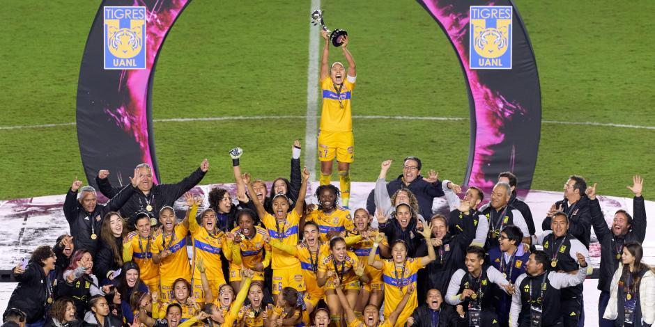 Futbolistas de Tigres Femenil festejan con el trofeo obtenido a costa del América en la final del Torneo Apertura 2023.