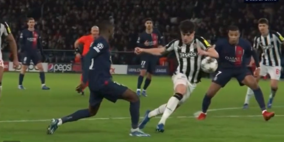 La UEFA removió de un partido de Champions League a un juez de VAR por el polémico penalti a favor del PSG contra el Newcastle.