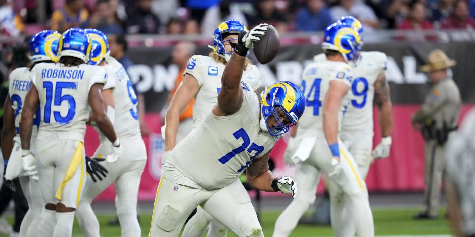 El tackle ofensivo de Los Angeles Rams, Alaric Jackson, remata el balón después de un touchdown de su compañero de equipo, el corredor Royce Freeman, contra los Arizona Cardinals en la NFL.