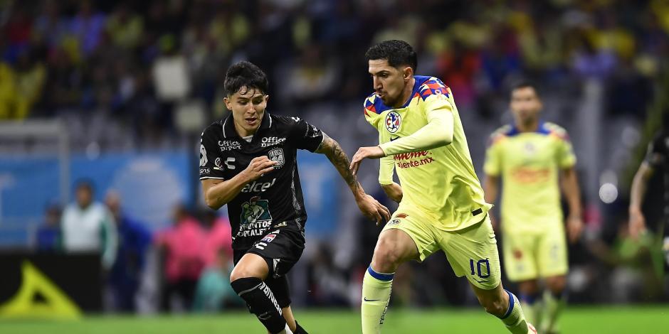 Iván Moreno de León pelea por el balón con Diego Valdés del América en la vuelta de los Cuartos de Final del Torneo Apertura 2023 Liga BBVA MX, en el Estadio Azteca