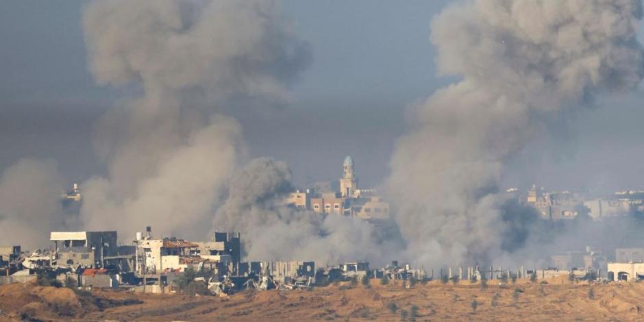 Humo se eleva en Gaza después de un intercambio de ataques armados.