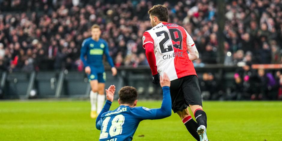 Santiago Giménez celebra su gol en el clásico entre Feyenoord y PSV Eindhoven.