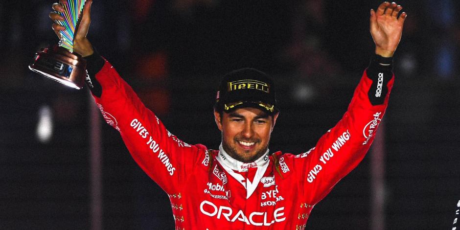 Checo Pérez festeja después de haber asegurado el subcampeonato de pilotos de F1 en el Gran Premio de Las Vegas.