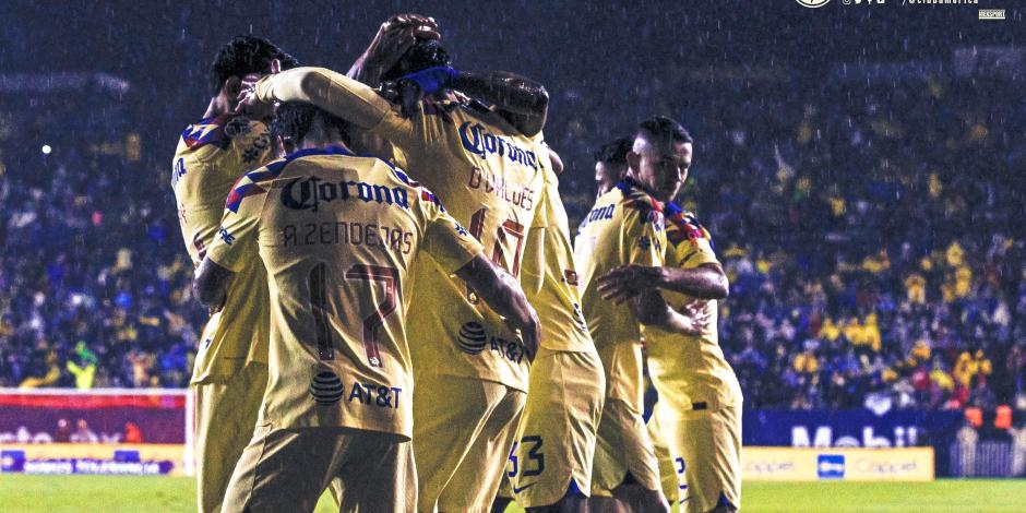 Futbolistas del América festejan un gol en la ida de semifinales de Liga MX contra el Atlético de San Luis.