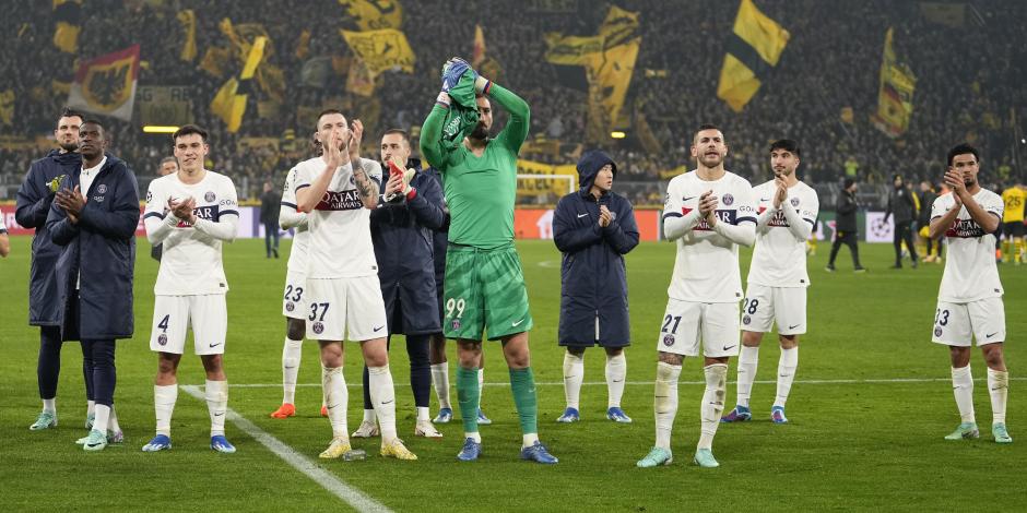 Futbolistas del PSG celebran su clasificación a los octavos de final de Champions League después de empatar 1-1 en Alemania con el Borussia Dortmund.