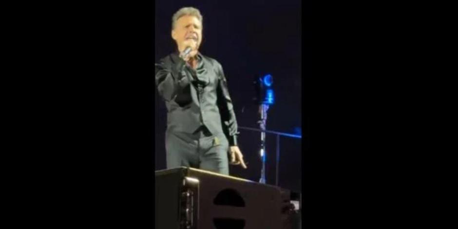 Luis Miguel es 'atacado' por un grillo gigante en medio concierto (VIDEO)