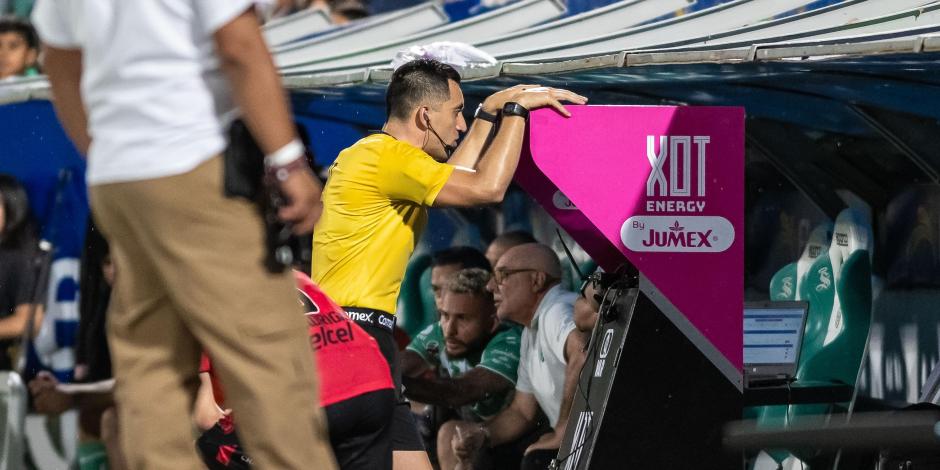 El árbitro Ismael Rosario López revisa una jugada en el VAR durante el partido Santos vs Tijuana, correspondiente a la Jornada 11 del Torneo Apertura 2023 de la Liga MX
